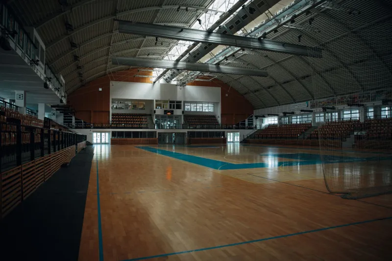 Quand les murs parlent aux championnes : l'architecture des sites du Tournoi Yves Ryan au service de la performance