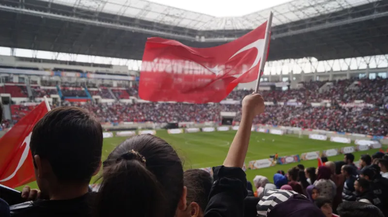 Ces voix qui font trembler les tribunes : portrait d'une communauté de supporters hors du commun